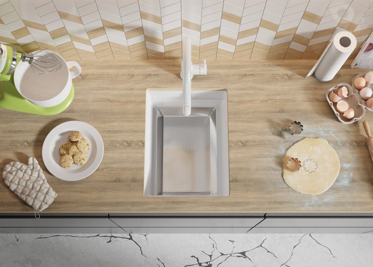 Küchenszene mit Spüle, Armatur, Küchenmaschine, Plätzchenteig und Zutaten