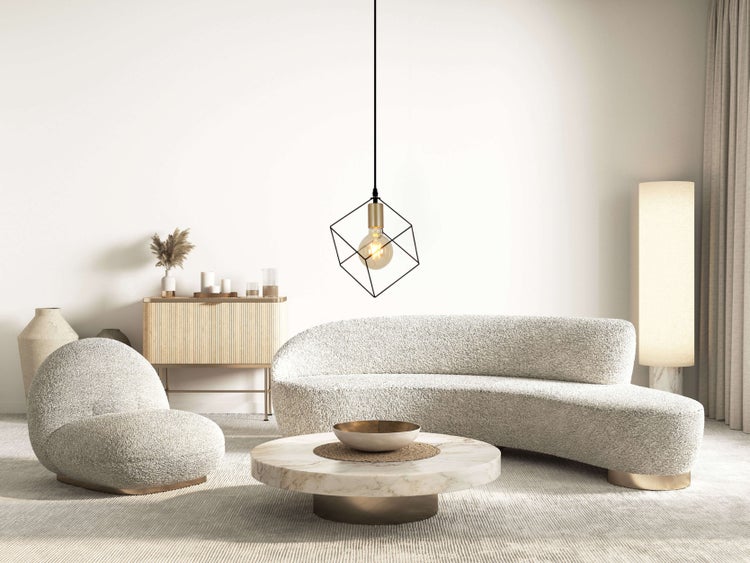 Wohnzimmer mit Sofa, Sessel, Tisch, Kommode und Pendelleuchte