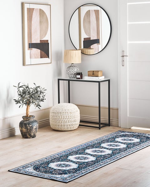 Eingangsbereich mit Läufer, Konsole, Spiegel, Bild und Dekoration für einen einladenden Flur.