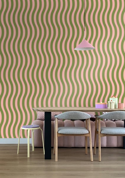 Essbereich mit Tisch, Stühlen und gemusterter Tapete