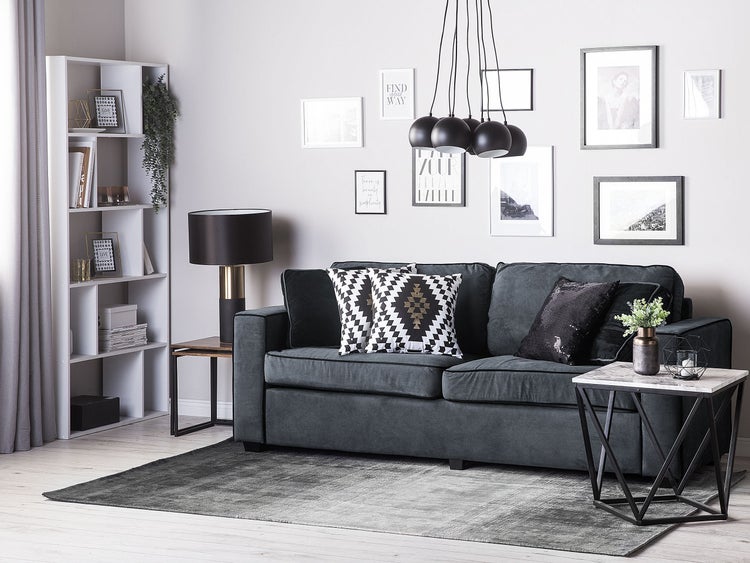 Zwei dekorative Kissen mit geometrischem Muster in Schwarz und Gold