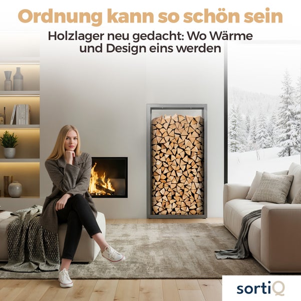 Wohnzimmer mit Kamin, Holzregal und Sitzgelegenheit