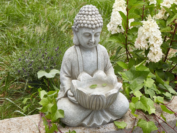Buddhafigur mit Lotusblüten-Wasserschale als Gartendekoration