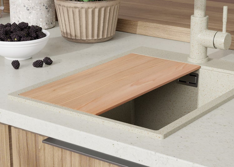 Küchenspüle mit Schneidebrett-Abdeckung und Armatur