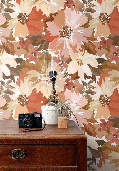 Szene mit geblümter Tapete, Schreibtisch, Lampe und Kamera