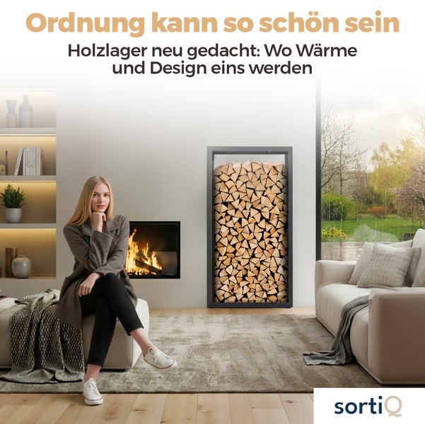 Modernes, helles und organisiertes Wohnzimmer mit Kamin, hohem Metall-Kaminholzregal, Sofa und einer Frau auf einem Hocker. sortiQ Logo.
