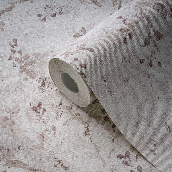Eine Tapetenrolle mit einem strukturierten, floralen Motiv in einer dezenten Textiloptik.