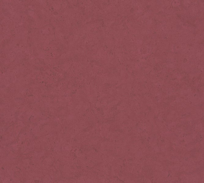 Dekorative Tapete im Interieur mit Kommode, Zimmerpflanze und Dekorationsgegenständen sowie Beispiele weiterer Tapetenmuster.