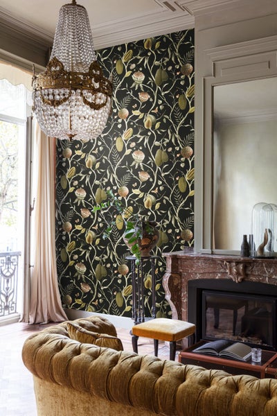 Geöffneter Geräteschuppen aus Metall für den Garten