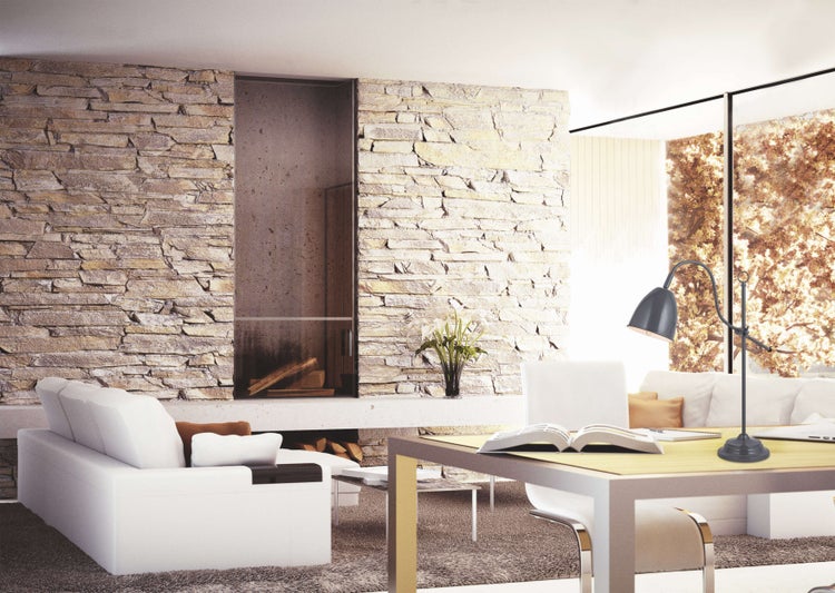 Wohnzimmer mit Steinwand, Kamin, Sofa, Tisch und Lampe