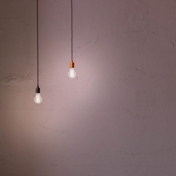 Zwei Hängelampen mit Glühbirnen vor einer Wand