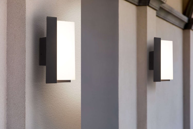 Wandleuchte für den Außenbereich mit rechteckigem Design.