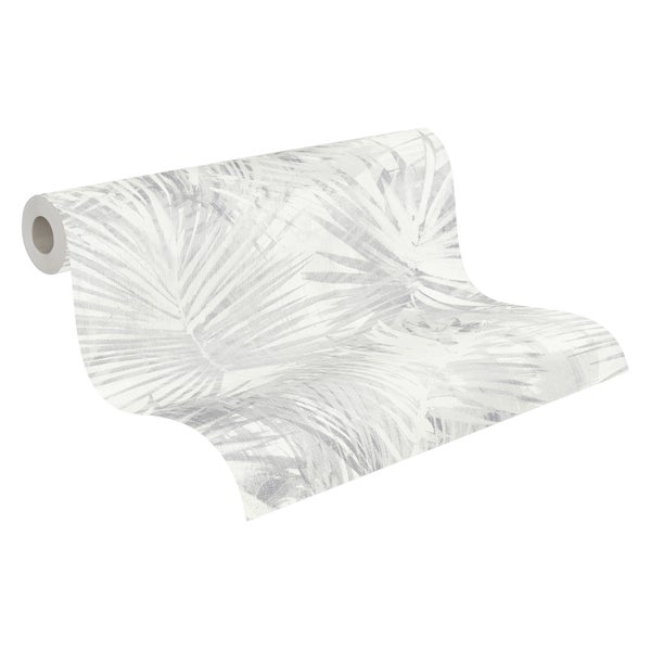 Gemütliches Schlafzimmer mit floraler Tapete, Bettwäsche und Nachttischlampe