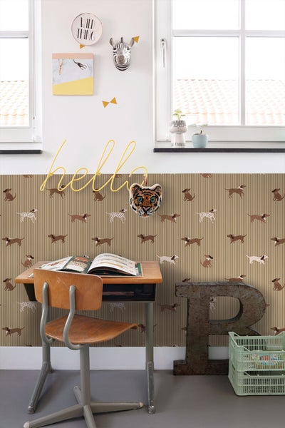 Kinderzimmer mit Schreibtisch, Stuhl und Hundetapete