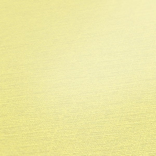 Helles Schlafzimmer mit Bett, Nachttischen und Fenstern