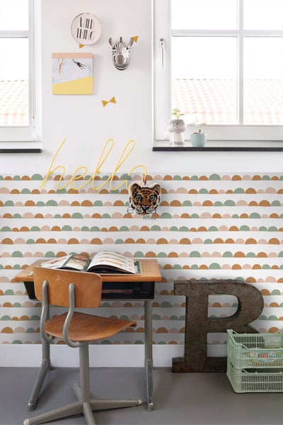 Dekoratives Kinderzimmer mit Schreibtisch, Stuhl und Wanddekorationen