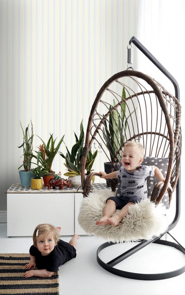 Raumansicht mit gestreifter Tapete, Schwebesessel und spielenden Kindern