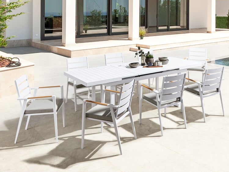 Gartensitzgruppe mit Esstisch und acht Stühlen auf einer Terrasse