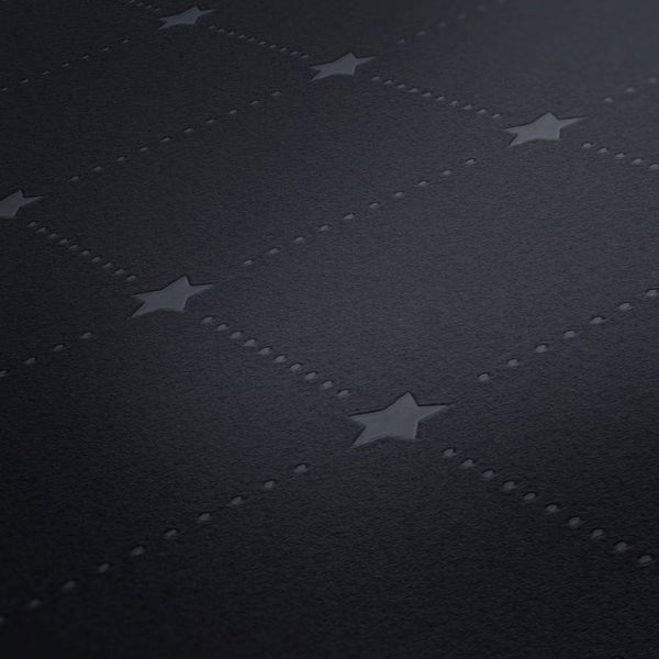 Schwarze Oberfläche mit Sternenmuster und Punktlinien