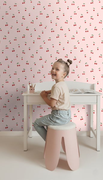 Kinderzimmer mit Kirschtapete, Schreibtisch und Hocker