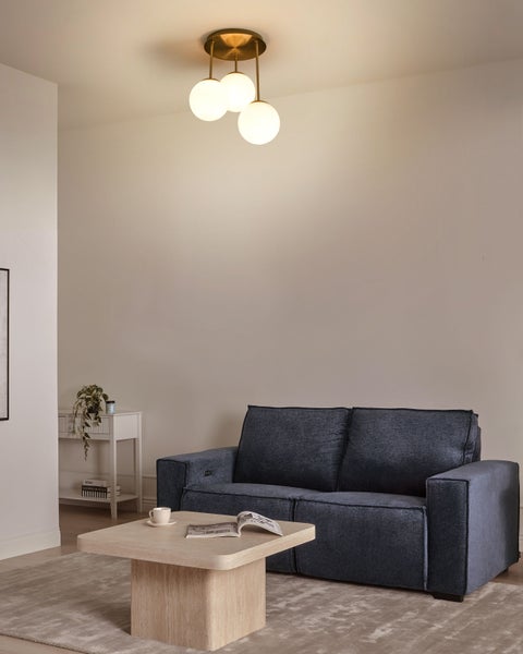 Wohnzimmer mit Sofa, Couchtisch und Pendelleuchte