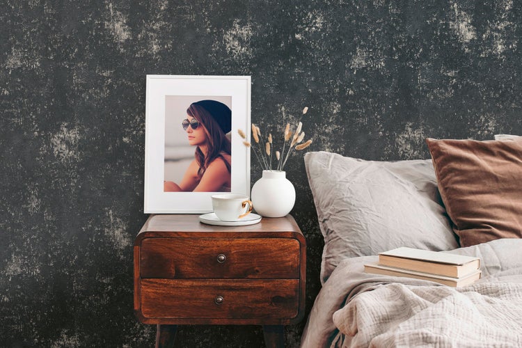 Szene mit bepflanzten Blumentöpfen im Garten auf einem gepflasterten Weg