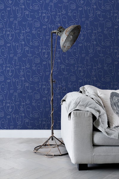 Wohnzimmer mit gemusterter Tapete, Stehlampe und Sofa