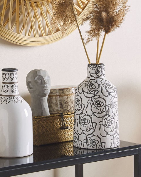 Dekoratives Stillleben mit Vasen, Dekofigur, Korb und Spiegel