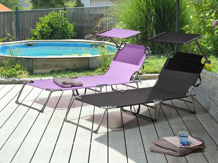 Zwei Sonnenliegen mit Sonnendach auf einer Terrasse neben einem Pool.