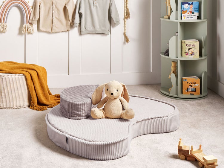 Kinderzimmer mit modularem Sitzmöbel, Stofftier und Spielzeug