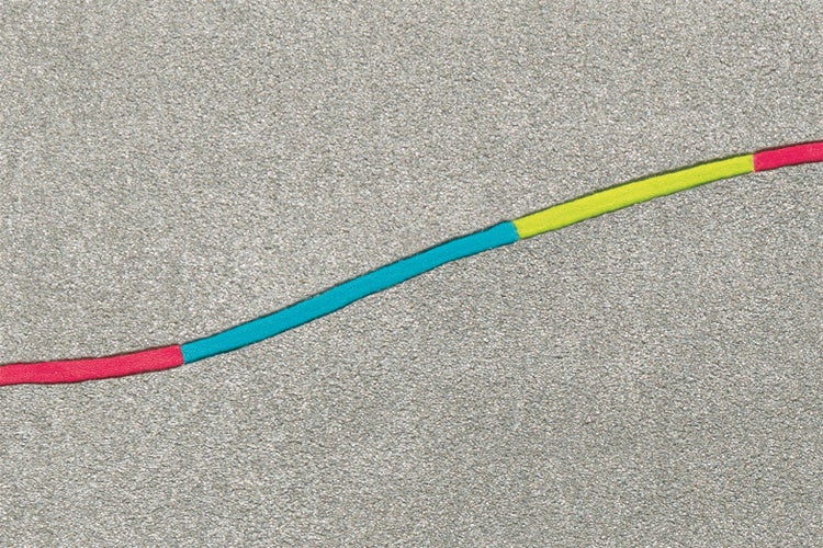 Mehrfarbiges Seil auf einer strukturierten Oberfläche.