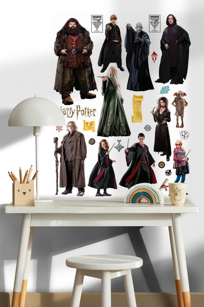 Harry Potter Wandtattoo mit Charakteren auf einem Schreibtisch