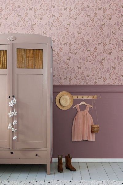 Kinderzimmer mit Tapete, Schrank und Accessoires für Mädchen