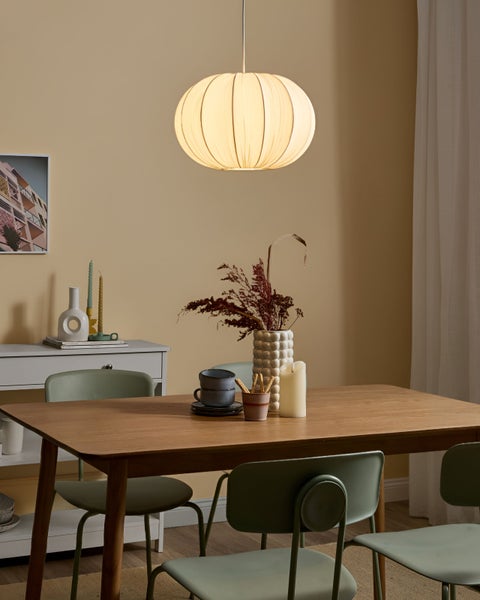 Esszimmer mit Holztisch, Stühlen und Stoff-Pendelleuchte