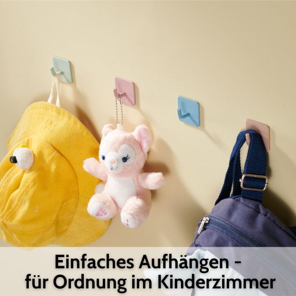 Quadratische Wandhaken im Kinderzimmer für Ordnung mit Hut, Stofftier und Rucksack.