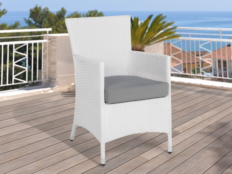 Einrichtungsszene mit einem runden Teppich, einem Sofa und einem Beistelltisch