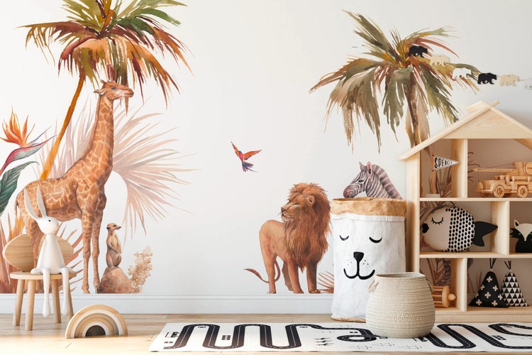 Helles Kinderzimmer mit Safari-Fototapete, die Giraffe, Löwe und Palmen zeigt, dazu Holzmöbel und ein Spielteppich mit Straßenmotiv.