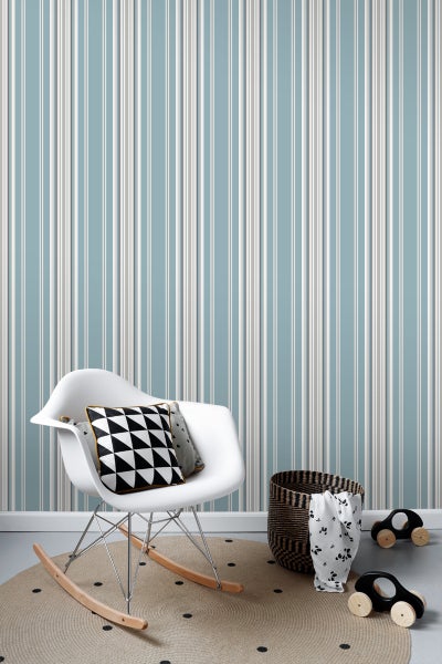 Dekoratives Kinderzimmer mit gestreifter Tapete, Schaukelstuhl, Teppich und Spielzeugautos