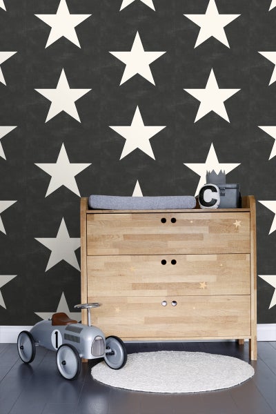 Kinderzimmer mit Wickelkommode, Spielzeugauto und Sternentapete