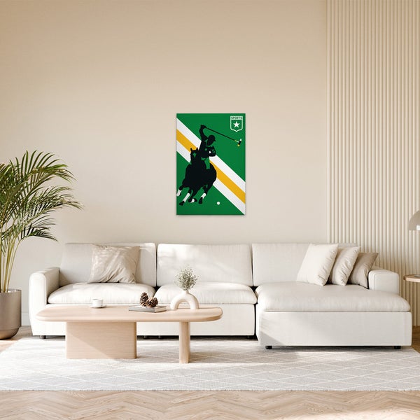 Wohnzimmer mit Sofa und einem gerahmten Bild von einem Polospieler an der Wand