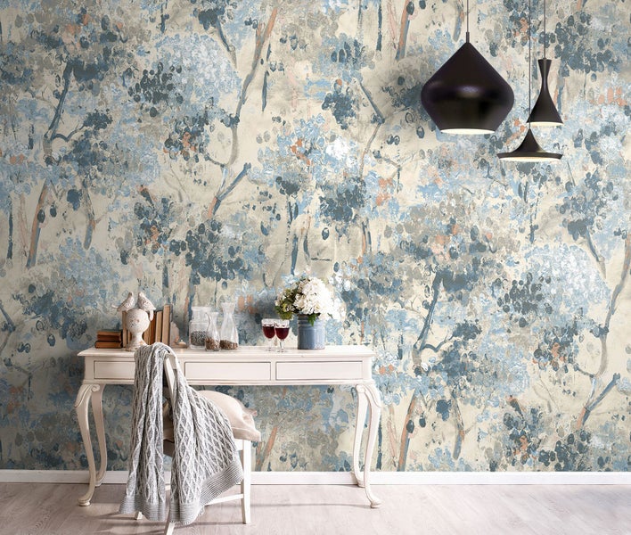 Dekorativer Raum mit gemusterter Tapete mit Baumdesign, Schreibtisch und Pendelleuchten für eine gemütliche Atmosphäre.