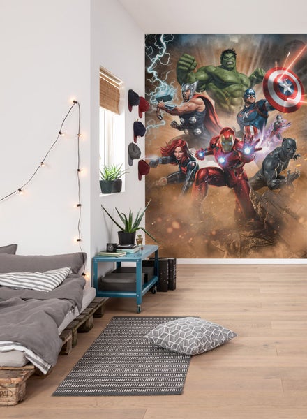 Schlafzimmer mit Avengers Wandbild, Bett und Nachttisch