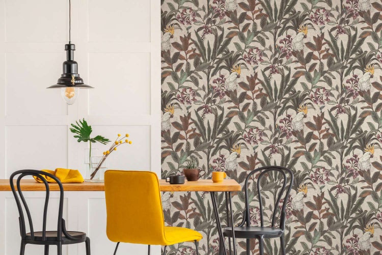 Esszimmer mit Tapete mit exotischem Dschungelmotiv und Kakadus, kombiniert mit modernen Holzmöbeln und schwarzer Pendelleuchte.