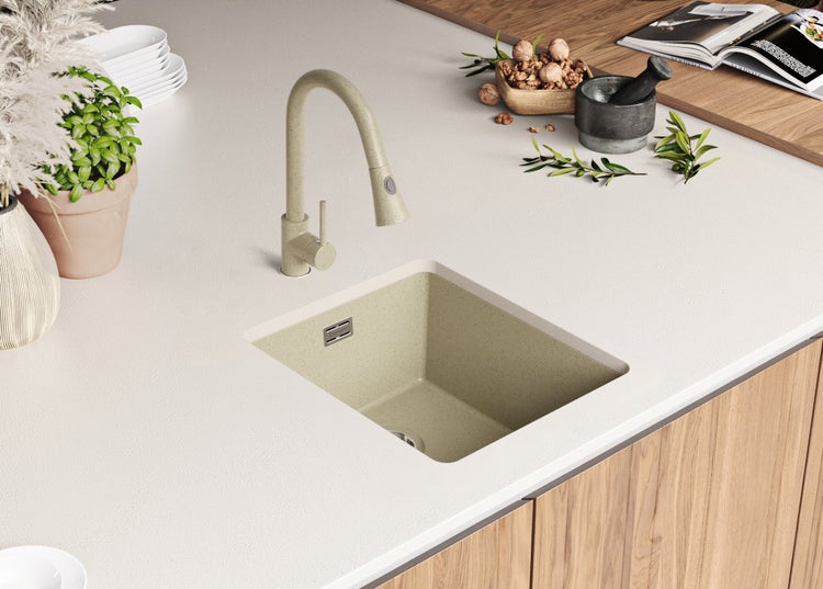 Küchenspüle mit Armatur auf einer Arbeitsplatte