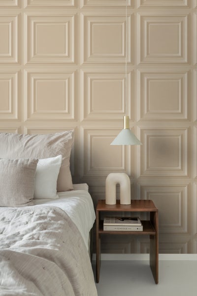 Schlafzimmer mit Bett, Nachttisch und Wandpaneelen