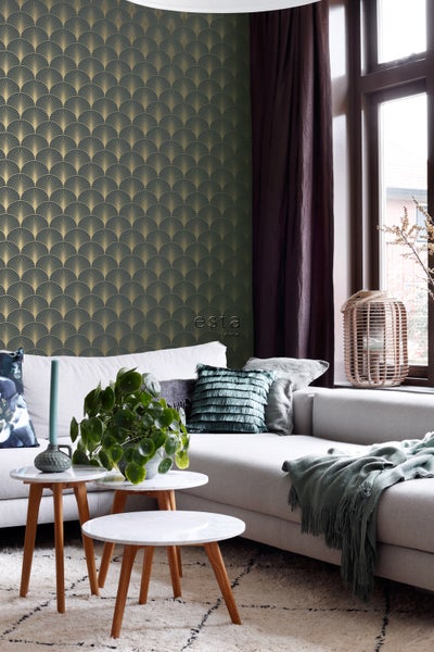 Wohnzimmer mit gemusterter Tapete, Couch und Beistelltischen