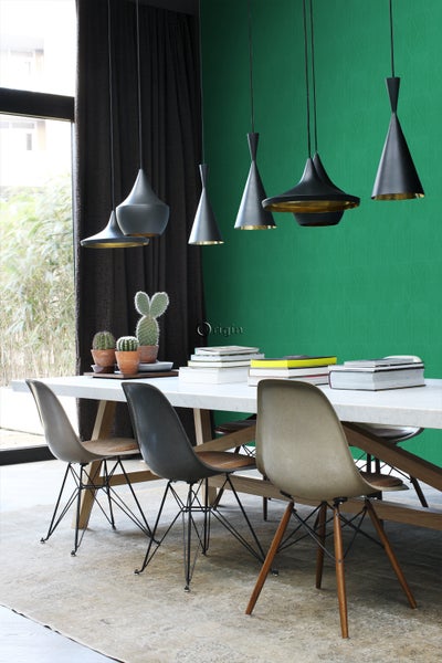 Esszimmer mit Esstisch, Stühlen und Pendelleuchten