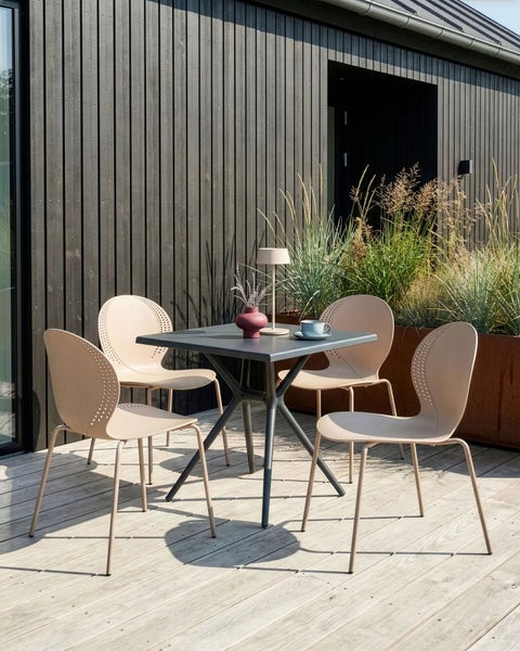 Stuhl mit runder Rückenlehne und vier Beinen