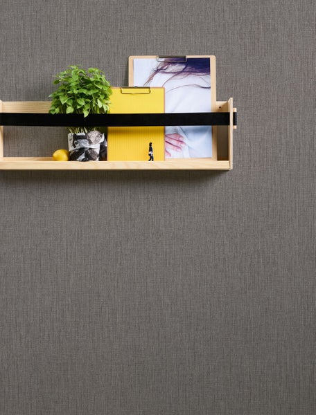 Wandregal mit Pflanze und Deko-Elementen an einer Wand