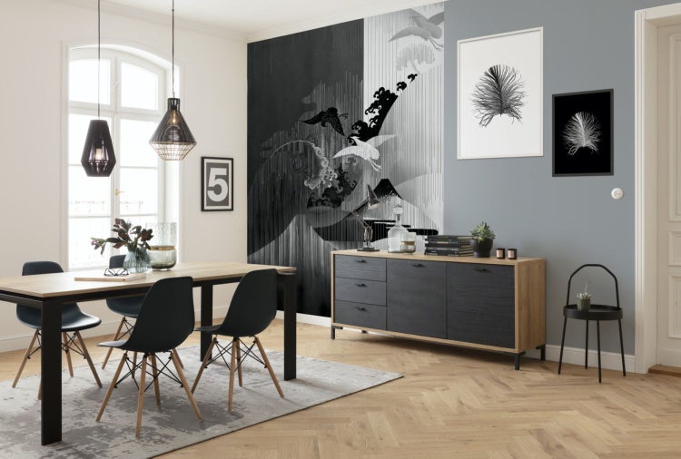 Esszimmer mit Esstisch, Stühlen, Sideboard und Wandbildern in einem hellen, modernen Design.